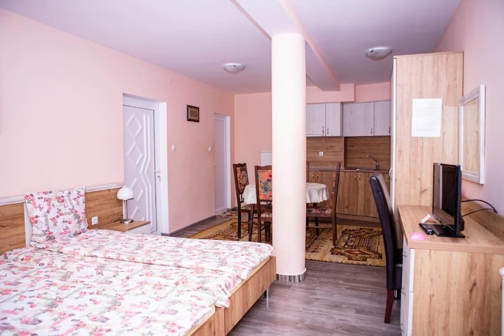 Hotel Lucky 2 Pavel Banya Exterior foto